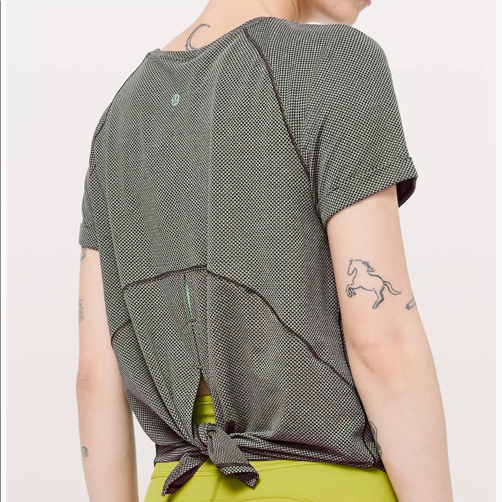 Lululemon black open up tie back shirt